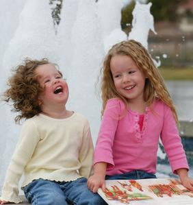 Dos niñas riéndose juntas